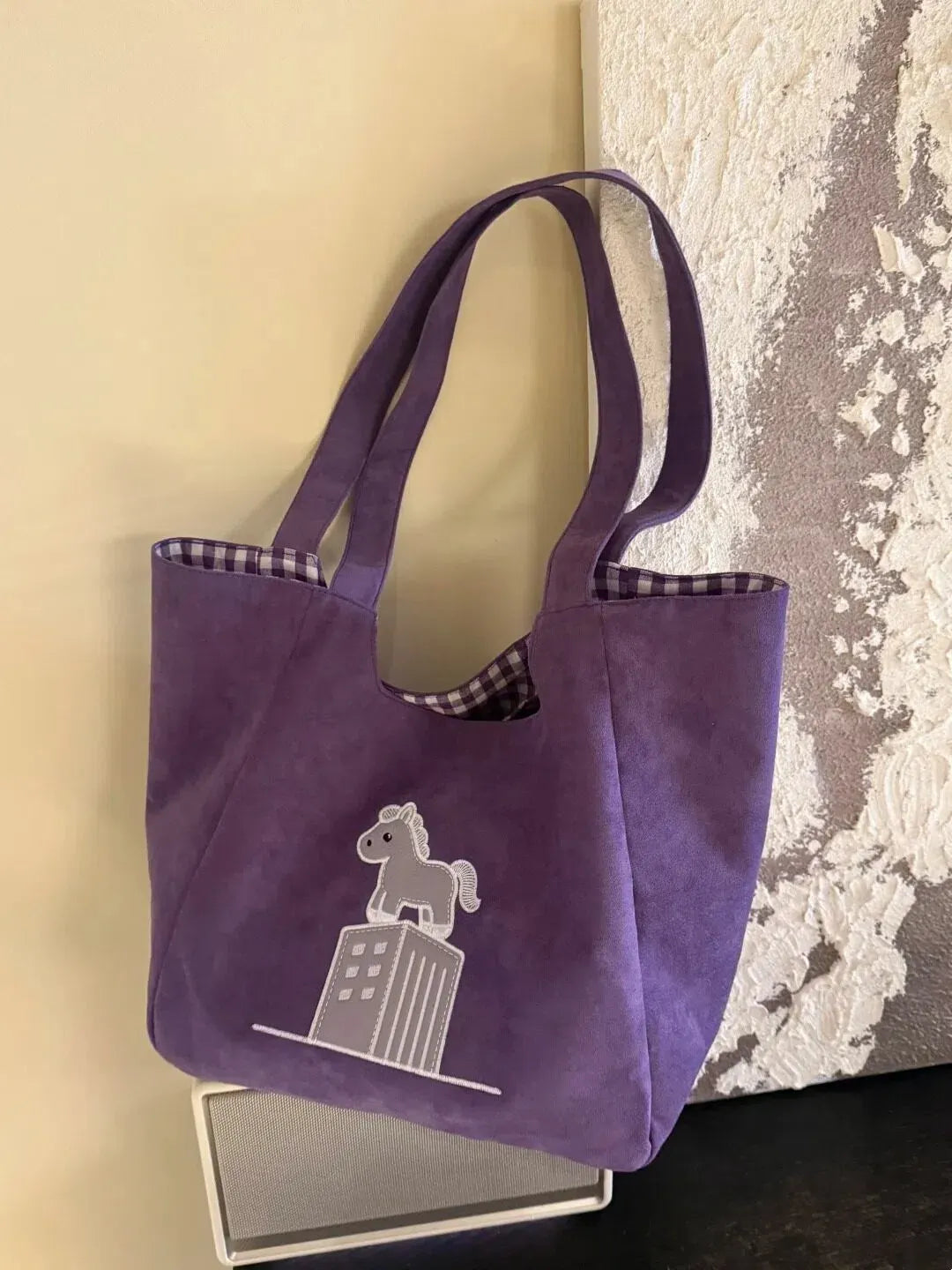 Purple velvet tote bag with pony embroidery